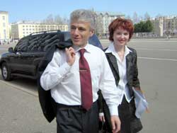 Пять минут назад депутаты РК проголосовали за образование города, у которого пока нет названия. Глава администрации Эжвинского района Василий Гончаренко и его заместитель Елена Шабаршина не могли скрыть своей радости, покидая стены Госсовета.