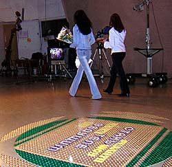 Выбывшие участницы покидают телевизионный павильон.