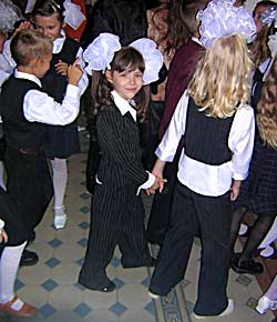 1 сентября. Сыктывкар. Первоклассники гимназии имени А.С. Пушкина знакомятся со своей школой. В это же самое время первоклассники другого российского города – Беслана – оказались заложниками в руках террористов. «Бог даст, может быть, мы поймем, что нож мясника блестит не только перед глазами детей в захваченной школе, но и перед каждым из нас», – уповает священник храма Рождества Христова в Сыктывкаре отец Пафнутий.