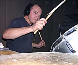 Барабанщик «Улицы Свободы» стучал так яростно, что сломал палочку.