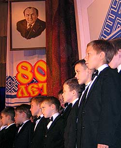 На торжественные мероприятия в честь 80-летия первого секретаря Коми обкома КПСС Ивана Морозова активно привлекали детей. Нынешняя республиканская власть уловила дух времени...