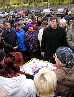 Гроб с телом Ларисы Тимониной, которая была неформальным лидером предпринимателей, торговавших на закрытом эжвинскими властями рынке, привезли к рыночным воротам, чтобы с ней могли проститься люди, права которых она защищала.