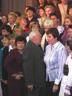 Экс-министр сельского хозяйства Коми Павел Поздеев не был единственным мужчиной, кому сельские женщины, собравшись на свой сход, позволили сфотографироваться рядом с собой. На заднем плане притаился заместитель председателя Госсовета РК Алексей Безносиков. «Пристяжные» мужчины чувствовали себя несколько потерянными рядом с «коренными» женщинами.