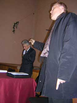 Владимир Жариков (справа) предупредил Василия Гончаренко о том, что намерен довести до конца свои планы по освоению спорной территории.