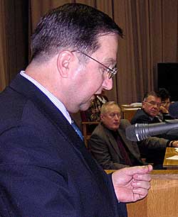 Делегат партконференции КРО партии «Единая Россия» от Прилузья Василий Гуторов доложил о том, что муниципальное руководство его района сознательно дискредитирует «партию власти».