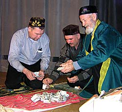 Милостыню сосчитали и тут же передали по назначению.