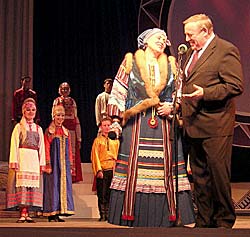 Иван Кулаков предложил г-же Логиновой прыгнуть через сугроб.