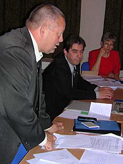 На вопрос о деньгах представитель центрального аппарата ЛДПР Георгий Витковский (на фото – второй справа) отрезал: «Ищите сами».