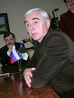 Прибывший в Сосногорск на митинг по поводу завершения реконструкции комплекса газопереработки на СГПЗ член правления ОАО «Газпром» Виктор Илюшин, больше известный как первый помощник бывшего Президента РФ Бориса Ельцина, так и не смог сообщить, когда будет подписано давно ожидаемое соглашение между «Газпромом» и Республикой Коми. Первому заместителю Главы РК Павлу Орде (на фото – на заднем плане), который рассчитывал, что документ удастся подписать до конца текущего года, неопределенность, прозвучавшая в ответе г-на Илюшина, понравиться не могла.