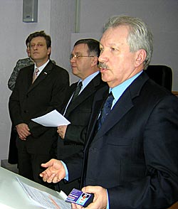 Глава РК Владимир Торлопов (крайний справа) не захотел получать партбилет из рук секретаря КРО партии «Единая Россия» Анатолия Каракчиева (второй справа). Для акта вручения специально из Москвы прилетел член Совета Федерации РФ от Правительства РК Игорь Васильев (третий справа).