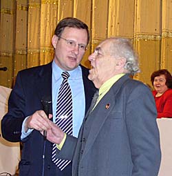 Поэт Андрей Расторгуев отобрал-таки микрофон у писателя Александра Клейна.