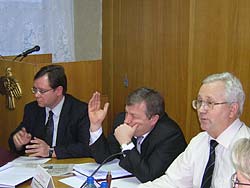 Сергей Катунин (в центре): «Если город получит за меня столько, сколько ему нужно, то, друзья мои, я уйду».