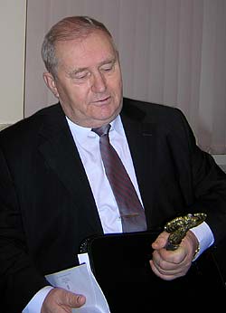 Александр Окатов рассматривает трофей пятилетней давности.