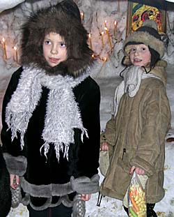 Рождество – самый детский из христианских праздников. В Сыктывкаре рождественский вертеп (пещеру) построили из снега у входа в Свято-Стефановский кафедральный собор.