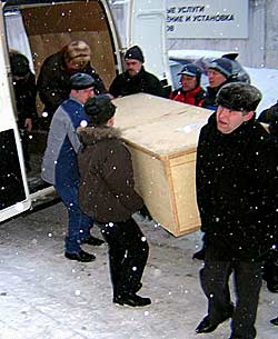 В воскресенье, 16 января, гробы с телами сыктывкарских летчиков, разбившихся во время катастрофы самолета в Уганде, были доставлены в столицу республики.