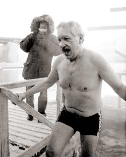 19 января, на Крещение, Глава РК Владимир Торлопов окунулся в ледяную купель, оборудованную на реке Усе в 50-ти км от Воркуты. Погружение в воду при 30-градусном морозе стало своеобразной подготовкой главы к нелегким испытаниям, которые его ждут в 2005 году.