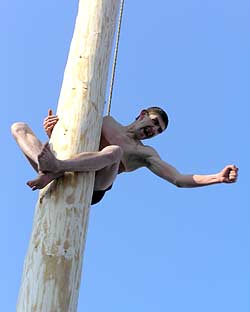 Сыктывкарцы провожали зиму традиционно. Главной забавой, как всегда, стало лазанье по вертикальному столбу за материальными призами