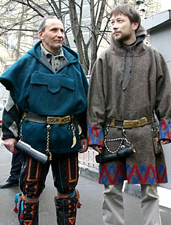 Пенсионер из ижемской деревни Мощьюга Андрей Истомин и штатный функционер российского Greenpeace, уроженец Печоры Владимир Чупров не случайно оделись в национальные коми-ижемские одежды. 12 апреля активисты общественного Комитета спасения Печоры и Коми республиканского общественного движения «Изьватас», приехавшие в Москву на Съезд малочисленных коренных народов Севера, Сибири и Дальнего Востока РФ, провели акцию протеста, призвав Мировой банк не финансировать боксито-глиноземный проект группы «СУАЛ» в Республике Коми.