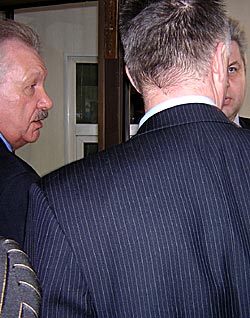 Ощущение будущего поражения, возможно, посетило Главу РК Владимира Торлопова (крайний слева) еще при входе в здание, где состоялась внеочередная отчетно-выборная конференция КРО партии «Единая Россия». Функционер регионального отделения «единороссов» Вячеслав Круссер (на заднем плане справа) заявил о том, что он пропустит внутрь только главу и его охранника. Работников пресс-службы главы оставили за дверью.