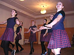 На правах хозяев учащиеся Женской гимназии представили членам жюри краткий творческий отчет - с песнями и танцами.