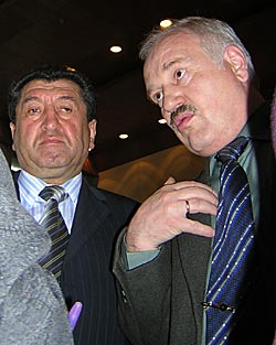 Виктор Попов (справа) так же, как и Мустафа Махмудов, сомневается в том, что новое местное самоуправление впишется в жизнь.