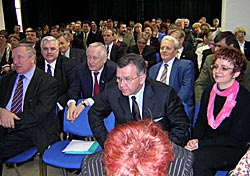 Мгновение спустя Анатолия Каракчиева (второй справа) объявят переизбранным на новый двухлетний срок.