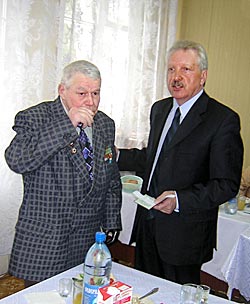 6 мая 2005 года Владимир Торлопов (справа) вручил Ивану Плоскову орден Красной Звезды, которым фронтовик был награжден в соответствии с указом, датированным 6 августа 1946 года. «Представляете, орден нашелся только что!» – сказал по этому поводу глава. Фронтовик же дал понять, что он уже забыл об этой затерявшейся невесть где награде.