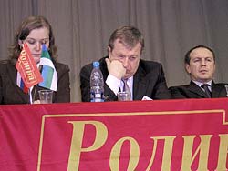 Сергей Катунин (в центре) озабочен состоянием родины.