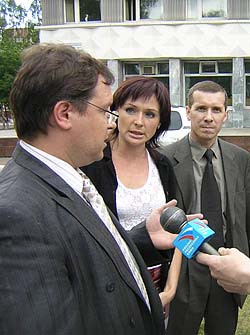 Депутат Совета Сыктывкара Александра Бушуева пытается понять мотивы отсутствия своего коллеги Валерия Козлова (крайний слева) на созываемых Сергеем Ивкиным заседаниях горсовета.