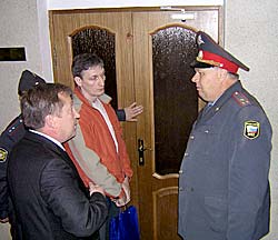 4 июля путь Сергею Катунину, который хотел войти в свой кабинет, преградил полковник Анатолий Фролов.