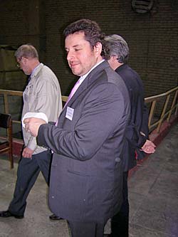 Директор Торгового дома «Мир Тиссью» Алексей Андреев не хотел выпускать рулончик из рук.