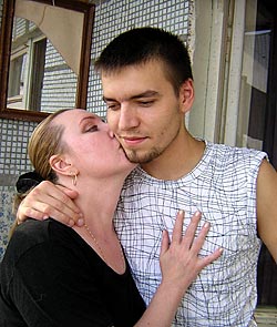 Мама одного из задержанных по подозрению в поджоге торгового центра «Пассаж» – Данилы Стоянова – до последнего момента не верила в то, что ее сына освободят.