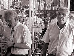 За Николая Бажукова (справа) будет работать его славное имя.