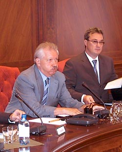 Глава РК Владимир Торлопов (слева) в определении сроков проведения реформы местного самоуправления зависит от воли своего главного избирателя – Президента РФ Владимира Путина.