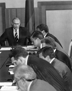 В последние месяцы Глава РК Владимир Торлопов слишком много времени и сил отдавал работе в возглавляемой им рабочей группе Госсовета РФ по разграничению полномочий между федеральной и региональной уровнями власти. На итоговом совещании по этому вопросу, состоявшемся в сочинской резиденции президента 23 августа, г-н Торлопов (крайний снизу) был главным докладчиком