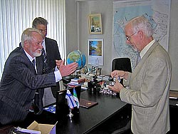 Александр Боровинских от души подарил камень профессору-исследователю Геологической службы Финляндии Рейо Салминену.