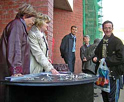 Раздача ключей от элитных малосемеек прошла в атмосфере единения горожан с муниципальной властью.