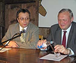 Оппонентом Александра Попова (справа) выступил его бывший коллега по политсовету СПС Юрий Гуров (слева).