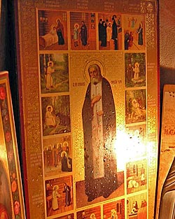 На иконе преподобного Серафима Саровского зримо проступают следы мироточения.