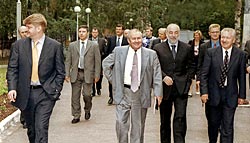 Александр Зарубин (крайний слева на переднем плане), Николай Левицкий (пятый слева) и Виктор Вексельберг (третий справа) во время прогулки по Сыктывкару.