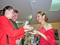 Альфия Коротаева принимала подарки от благодарных зрителей.