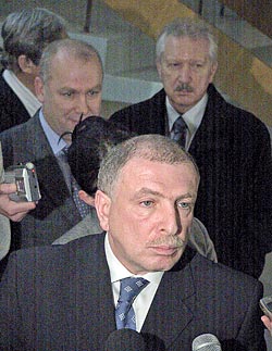 Полпред Президента РФ в Северо-Западном федеральном округе Илья Клебанов (на переднем плане) с третьей попытки прилетел в Сыктывкар и огласил свой список кандидатов на пост Главы РК. Всем, кто претендовал на честь быть внесенным в клебановский список, пришлось изрядно поволноваться.