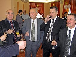 Высокопоставленные гости отметили открытие небоскреба в соответствии со своими алкогольными пристрастиями.