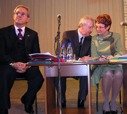 Владимир Торлопов (в центре) во время выступления Веры Скоробогатовой шептался то с Ольгой Савастьяновой (справа), то с Саркисом Манасарянцем (слева).