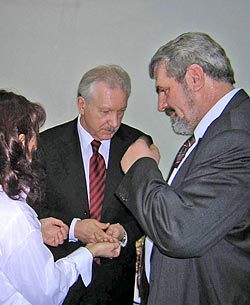 За два дня до истечения Года Петуха глава Коми Владимир Торлопов поприсутствовал на открытии нового цеха на птицефабрике . Директор птицефабрики Николай Черный (справа) попросил главу не забирать прибыль предприятия.