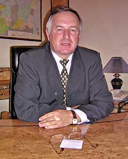 Иван Олейник поддержал предложение депутатов группы «Единая Россия» о сокращении прежде согласованного числа депутатов госсовета РК нового созыва наполовину.