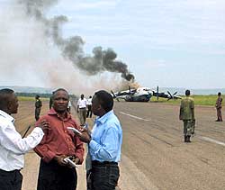 На заднем плане АН-12, загоревшийся сразу же после вынужденной посадки (фото MONUC).