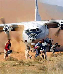 Кадр из запущенного на прошлой неделе в российский прокат американского блокбастера «Оружейный барон». Принявший участие в съемках Ан-12 (на снимке) пилотировался сыктывкарским летчиком Вячеславом Радомцевым. Позже этот самолет разбился в Уганде, унеся жизни троих сыктывкарских авиаторов.