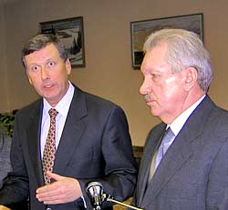 Гюнтер Хасслер (слева) проинформирует Владимира Торлопова (справа) о решении Anglo American.