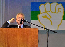 Прощенный делегатами профсоюзного съезда глава выразил солидарность с трудящимися.